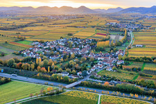 Vue aérienne de Vue de la ville depuis l'autoroute, en direction du nord-est. à Knöringen dans le département Rhénanie-Palatinat, Allemagne