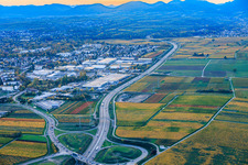 Vue aérienne de Itinéraire de la B10 entre Landau et Godramstein en soirée à Landau in der Pfalz dans le département Rhénanie-Palatinat, Allemagne