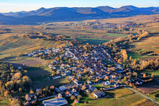 Vue oblique de De l'est à le quartier Heuchelheim in Heuchelheim-Klingen dans le département Rhénanie-Palatinat, Allemagne