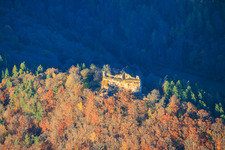 Vue aérienne de Ruines du château de Meisteresel dans la forêt automnale à Ramberg dans le département Rhénanie-Palatinat, Allemagne
