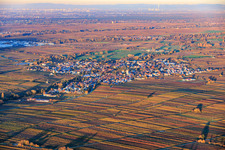 Vue aérienne de Vue du village au milieu des vignobles aux couleurs d'automne, depuis le sud-ouest, à la lumière du soir. à Edesheim dans le département Rhénanie-Palatinat, Allemagne