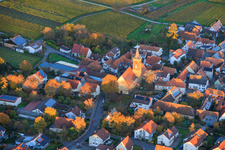 Vue aérienne de L'église Saint-Jean sous la lumière du soir à le quartier Nußdorf in Landau in der Pfalz dans le département Rhénanie-Palatinat, Allemagne