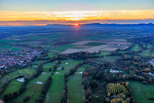 Vue aérienne de Prairies de la vallée de Rohrbach au coucher du soleil à Steinweiler dans le département Rhénanie-Palatinat, Allemagne
