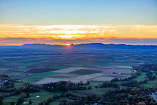 Photographie aérienne de Prairies de la vallée de Rohrbach au coucher du soleil à Steinweiler dans le département Rhénanie-Palatinat, Allemagne