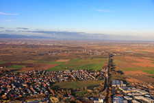 Vue aérienne de Ligne de chemin de fer vers Landau à Rohrbach dans le département Rhénanie-Palatinat, Allemagne
