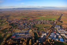 Vue aérienne de Vue de la ville depuis le sud avec la ligne de chemin de fer vers Landau à Rohrbach dans le département Rhénanie-Palatinat, Allemagne