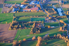 Vue oblique de Terrains de sport de TB Jahn 1896 eV et TC '86 eV à Zeiskam dans le département Rhénanie-Palatinat, Allemagne