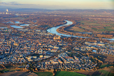 Vue aérienne de Vue de la ville sur le Rhin depuis le sud à le quartier Berghausen in Römerberg dans le département Rhénanie-Palatinat, Allemagne