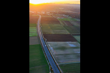 Vue aérienne de Route de la B9 sud-ouest en soirée à Schwegenheim dans le département Rhénanie-Palatinat, Allemagne
