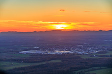 Vue aérienne de Zone industrielle de Landau Est sous la lumière du soir à Landau in der Pfalz dans le département Rhénanie-Palatinat, Allemagne