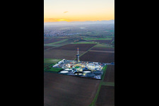 Vue aérienne de Le site de forage profond V20 de Vulcan Energy à Schleidberg, baigné par la lumière du soir, pour l'extraction d'énergie géothermique et de lithium. à Insheim dans le département Rhénanie-Palatinat, Allemagne