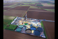 Photographie aérienne de Le site de forage profond V20 de Vulcan Energy à Schleidberg, baigné par la lumière du soir, pour l'extraction d'énergie géothermique et de lithium. à Insheim dans le département Rhénanie-Palatinat, Allemagne