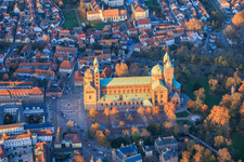 Photographie aérienne de Cathédrale à 1 % en automne à la lumière du soir à Speyer dans le département Rhénanie-Palatinat, Allemagne