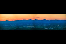 Vue aérienne de Lisière de la forêt palatine, de Klingenmünster à Albersweiler, sous la lumière du soir à Ilbesheim bei Landau dans le département Rhénanie-Palatinat, Allemagne