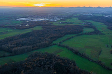 Vue aérienne de Réserve naturelle de la plaine inondable de Queich en soirée à Ottersheim bei Landau dans le département Rhénanie-Palatinat, Allemagne