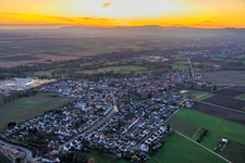 Vue aérienne de Bahnhofstrasse en soirée à Rohrbach dans le département Rhénanie-Palatinat, Allemagne