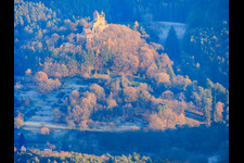 Vue aérienne de Le château de Berwartstein sous la lumière du soir à Erlenbach bei Dahn dans le département Rhénanie-Palatinat, Allemagne