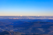 Vue aérienne de De l'ouest en soirée à le quartier Lauterschwan in Erlenbach bei Dahn dans le département Rhénanie-Palatinat, Allemagne