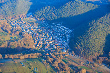 Vue aérienne de De l'ouest à Vorderweidenthal dans le département Rhénanie-Palatinat, Allemagne