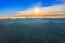 Vue aérienne de Vue sur la Forêt-Noire par-delà la plaine du Rhin, dans les nuages à Erlenbach bei Dahn dans le département Rhénanie-Palatinat, Allemagne
