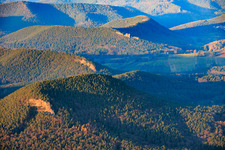 Vue aérienne de Rochers d'escalade en grès de Kieungerfels, Rötzenfels et Dimbergpfeiler dans la forêt du Palatinat à le quartier Gossersweiler in Gossersweiler-Stein dans le département Rhénanie-Palatinat, Allemagne