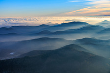 Vue aérienne de Collines de la forêt palatine et des Vosges septentrionales dans la brume du soir à Silz dans le département Rhénanie-Palatinat, Allemagne