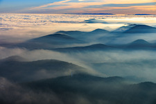 Vue aérienne de Panorama de la forêt du Palatinat et des Vosges septentrionales dans la brume du soir - au premier plan, la tour de Stäffelsberg à Klingenmünster dans le département Rhénanie-Palatinat, Allemagne