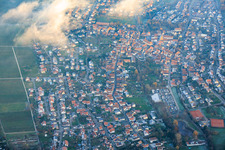 Vue aérienne de Vue de la ville depuis l'ouest sous les nuages à Klingenmünster dans le département Rhénanie-Palatinat, Allemagne