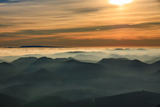 Vue aérienne de Vue sur la Forêt-Noire par-delà la plaine du Rhin, dans les nuages à le quartier Schweigen in Schweigen-Rechtenbach dans le département Rhénanie-Palatinat, Allemagne