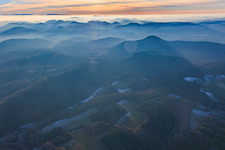 Vue aérienne de Forêt du Palatinat et montagnes des Vosges septentrionales dans la brume du soir à Erlenbach bei Dahn dans le département Rhénanie-Palatinat, Allemagne