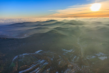 Vue aérienne de Forêt du Palatinat et montagnes des Vosges septentrionales dans la brume du soir à Silz dans le département Rhénanie-Palatinat, Allemagne