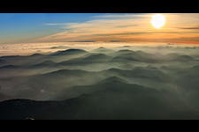 Vue aérienne de Panorama de la forêt du Palatinat et des monts Vosges septentrionaux dans la brume du soir à le quartier Blankenborn in Bad Bergzabern dans le département Rhénanie-Palatinat, Allemagne