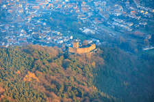Vue aérienne de Vue de la ville depuis l'ouest, avec le château de Landeck baigné par la lumière du soir. à Klingenmünster dans le département Rhénanie-Palatinat, Allemagne