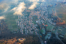 Vue oblique de Vue de la ville depuis l'ouest, avec le château de Landeck baigné par la lumière du soir. à Klingenmünster dans le département Rhénanie-Palatinat, Allemagne
