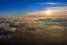 Vue aérienne de Nuages bas au-dessus de la plaine du Rhin à le quartier Rechtenbach in Schweigen-Rechtenbach dans le département Rhénanie-Palatinat, Allemagne