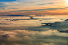 Vue aérienne de Nuages bas au-dessus de la plaine du Rhin à Dörrenbach dans le département Rhénanie-Palatinat, Allemagne