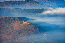 Vue aérienne de Madenburg vue du sud en soirée à Eschbach dans le département Rhénanie-Palatinat, Allemagne