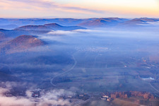 Vue aérienne de Nuages bas au-dessus de la route des vins à Eschbach dans le département Rhénanie-Palatinat, Allemagne