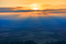 Vue aérienne de Coucher de soleil avec des nuages bas à Oberhausen dans le département Rhénanie-Palatinat, Allemagne