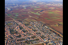 Vue aérienne de Route principale venant du sud à le quartier Böhl in Böhl-Iggelheim dans le département Rhénanie-Palatinat, Allemagne