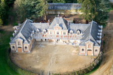 Vue aérienne de Château du Domaine de la Pierre à Coudrecieux dans le département Sarthe, France