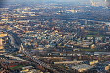 Vue aérienne de Pont à pylônes et chantier de rénovation de l'autoroute surélevée B37 au-dessus de la gare principale à le quartier Süd in Ludwigshafen am Rhein dans le département Rhénanie-Palatinat, Allemagne