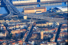 Vue aérienne de Routes d'accès de la Hochstraße Nord (B44) au Kurt-Schuhmacher-Brücke via le Rhin avec le silo à grains ZG Raiffeisen et neska Schiffahrts- und Speditionskontor GmbH à le quartier Mitte in Ludwigshafen am Rhein dans le département Rhénanie-Palatinat, Allemagne