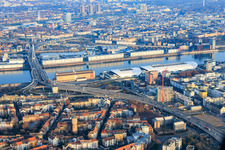 Vue aérienne de L'ancien hôtel de ville de Ludwigshafen, partiellement démoli, se trouvait dans l'ancien centre de l'hôtel de ville, sur l'autoroute surélevée (B44) qui sera encore démolie. à le quartier West in Ludwigshafen am Rhein dans le département Rhénanie-Palatinat, Allemagne