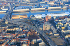 Vue oblique de L'ancien hôtel de ville de Ludwigshafen, partiellement démoli, se trouvait dans l'ancien centre de l'hôtel de ville, sur l'autoroute surélevée (B44) qui sera encore démolie. à le quartier Mitte in Ludwigshafen am Rhein dans le département Rhénanie-Palatinat, Allemagne