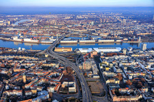 Vue aérienne de Tracé de l'autoroute surélevée Nord (B44), encore en cours de démolition, passant devant l'ancien hôtel de ville de Ludwigshafen, partiellement démoli, dans l'ancien centre-ville, traversant le pont Kurt-Schuhmacher sur le Rhin jusqu'à Mannheim. à le quartier Hemshof in Ludwigshafen am Rhein dans le département Rhénanie-Palatinat, Allemagne