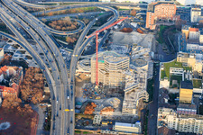 L'ancien hôtel de ville de Ludwigshafen, partiellement démoli, se trouvait dans l'ancien centre de l'hôtel de ville, sur l'autoroute surélevée (B44) qui sera encore démolie. à le quartier Mitte in Ludwigshafen am Rhein dans le département Rhénanie-Palatinat, Allemagne vue du ciel