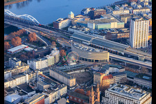 Vue aérienne de Grand trou à Ludwigshafen et Berliner Platz avec une grande roue sur le marché de Noël devant la clinique Apollonia Kurpfalz à le quartier Mitte in Ludwigshafen am Rhein dans le département Rhénanie-Palatinat, Allemagne