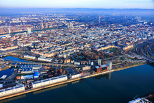 Vue aérienne de Vue de la ville depuis l'ouest, entre le Rhin et le Neckar. à le quartier Innenstadt in Mannheim dans le département Bade-Wurtemberg, Allemagne