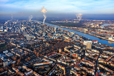 Vue oblique de Usine chimique BASF sur le Rhin en venant du sud à le quartier BASF in Ludwigshafen am Rhein dans le département Rhénanie-Palatinat, Allemagne